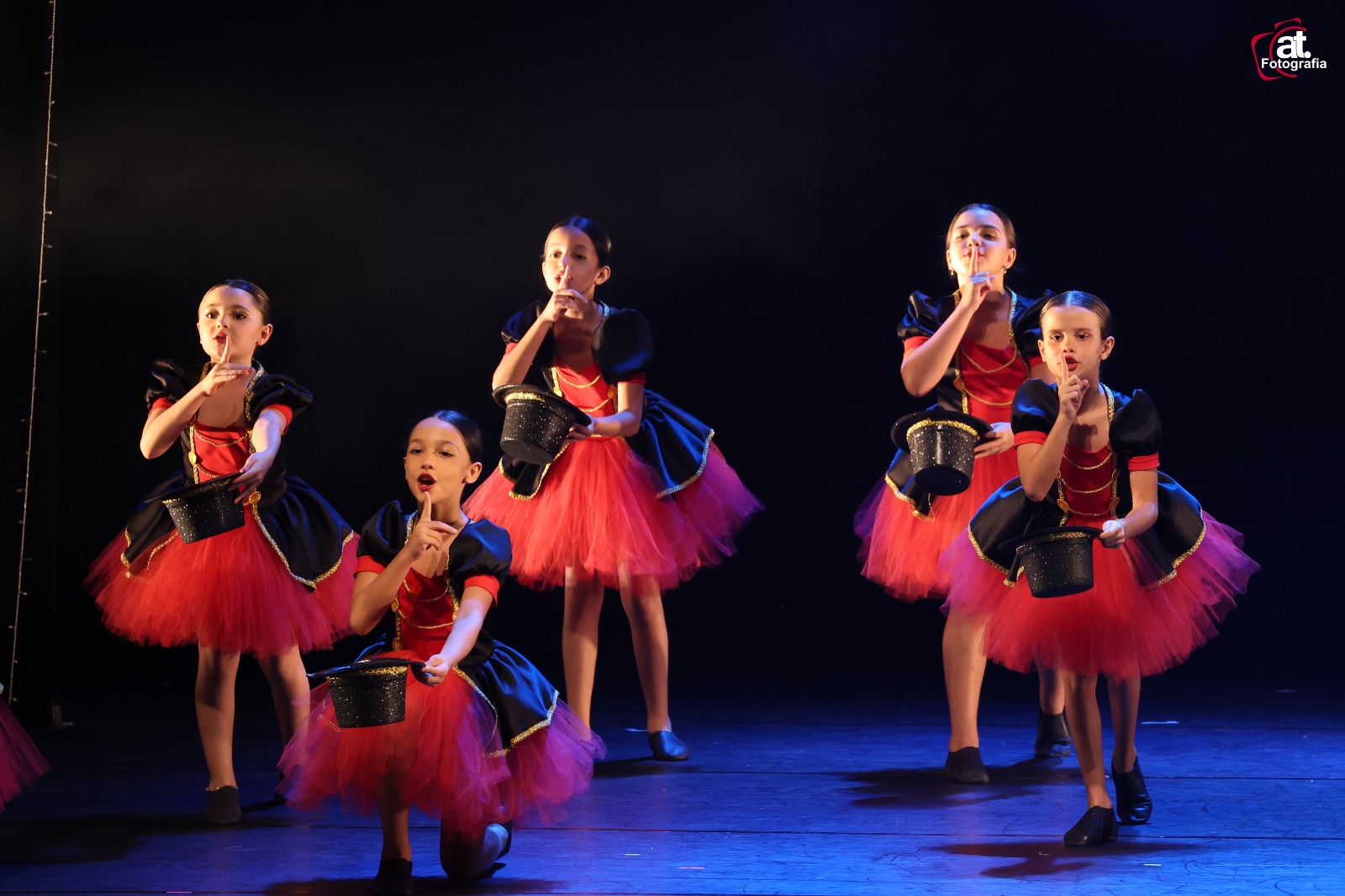 Bailarinas mirins com cartolas em coreografia de sapateado