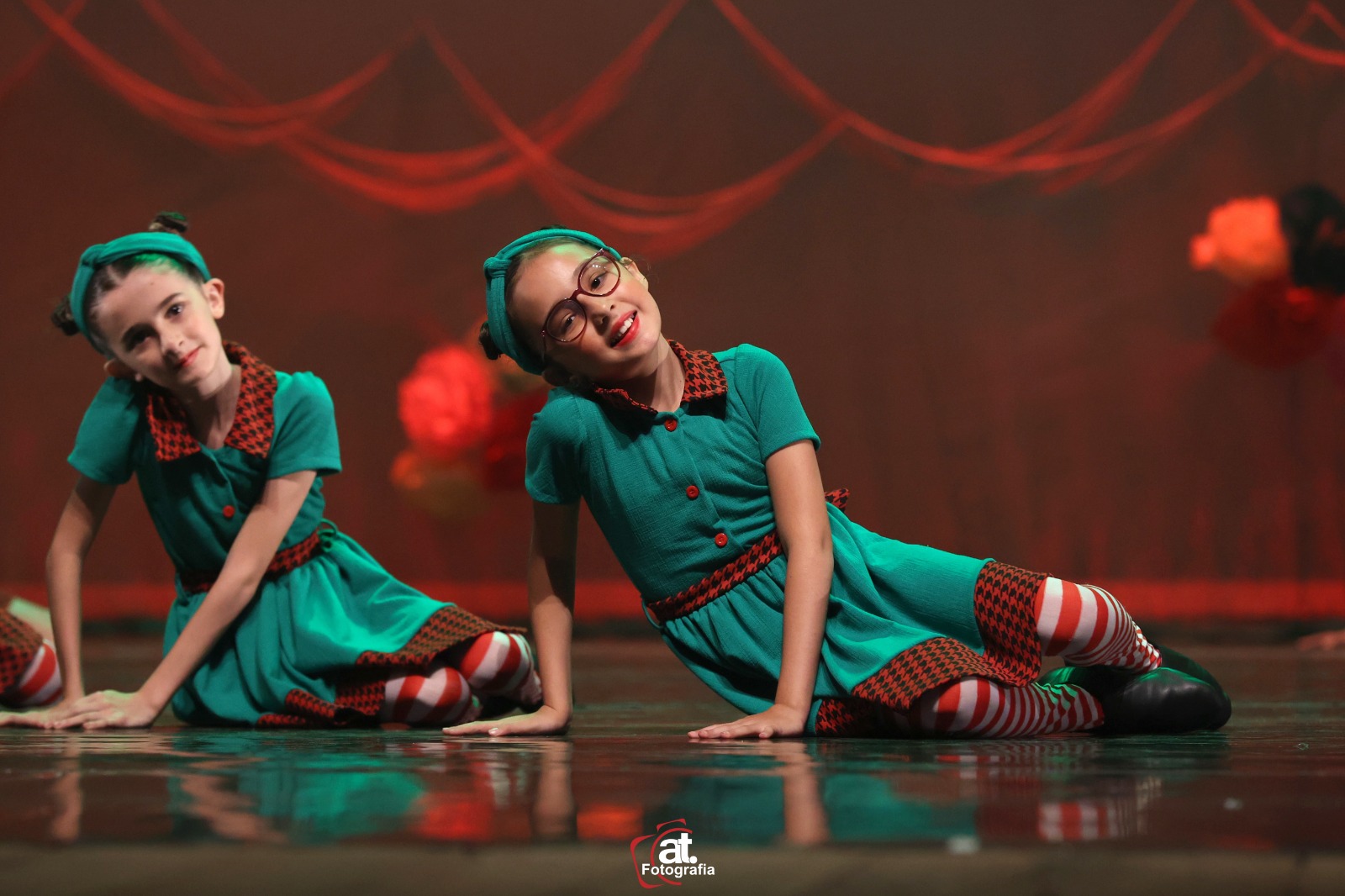 Duas bailarinas com figurino colorido em cena